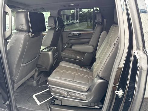 Used 2025 Chevrolet Suburban High Country AWD/4WD image 11