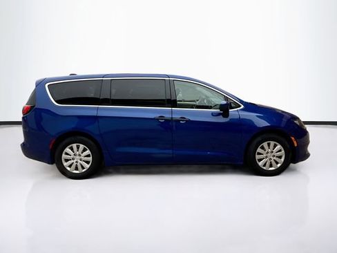 Used 2018 Chrysler Pacifica L image 5