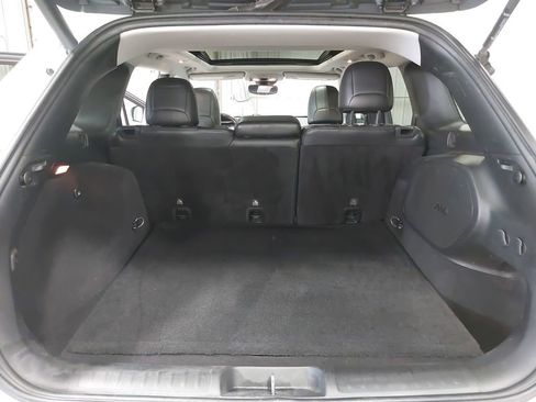 Used 2019 Jeep Cherokee Overland w/ Technology Group image 12