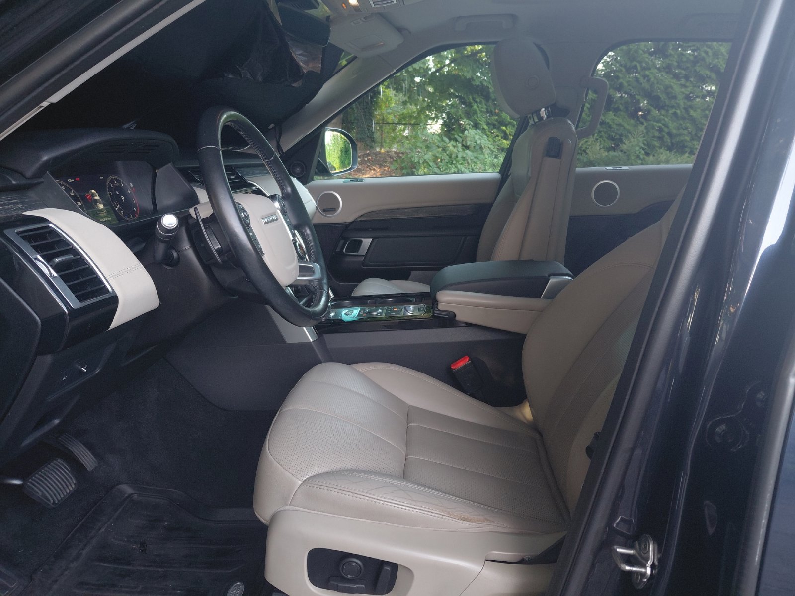 Used 2018 Land Rover Discovery HSE AWD/4WD image 2