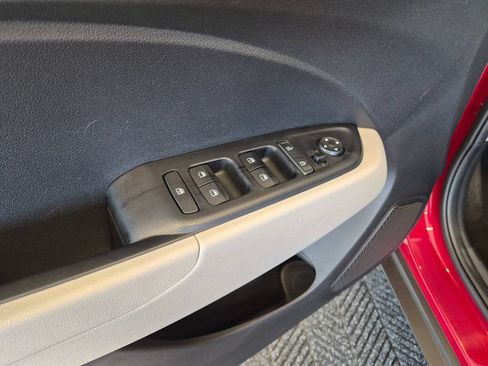 Used 2025 Hyundai Venue SEL FWD image 13