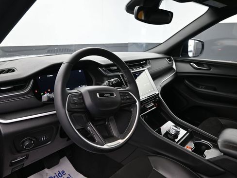 Used 2024 Jeep Grand Cherokee Altitude image 19