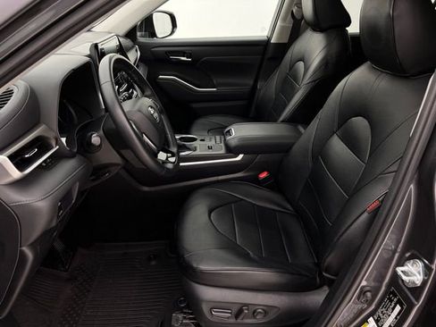 Used 2021 Toyota Highlander XLE AWD/4WD image 11