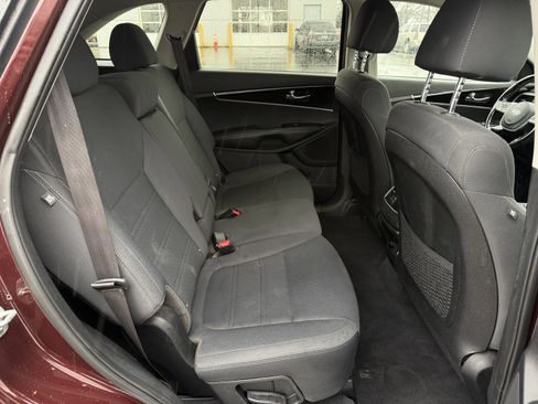 Used 2019 Kia Sorento S image 31
