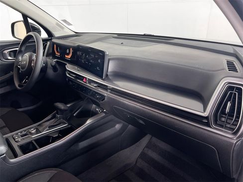 Certified 2024 Kia Sorento LX image 29