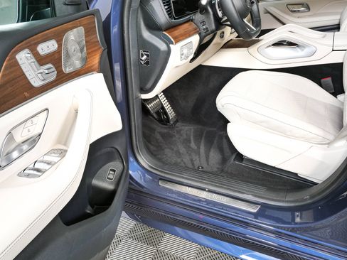 Used 2025 Mercedes-Benz GLS 450 4MATIC image 8