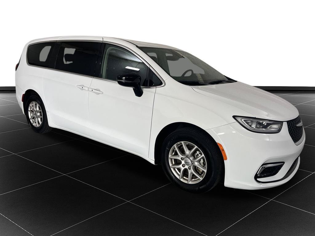 Used 2024 Chrysler Pacifica Touring-L FWD image 7