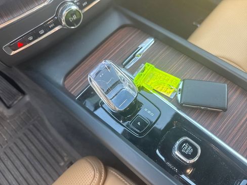 Certified 2023 Volvo XC60 B5 Ultimate w/ Protection Package Premier image 28