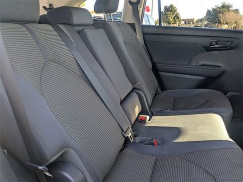 Used 2023 Toyota Highlander LE image 31