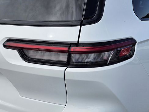 New 2025 Jeep Grand Cherokee L Altitude image 9