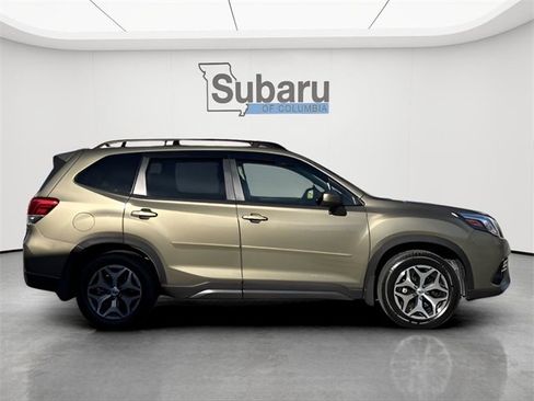 Used 2022 Subaru Forester Premium image 8