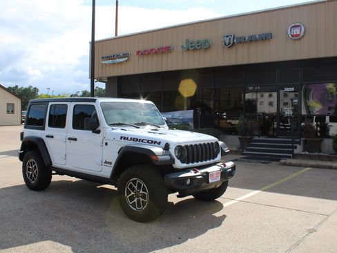 Used 2025 Jeep Wrangler Unlimited Rubicon AWD/4WD image 4