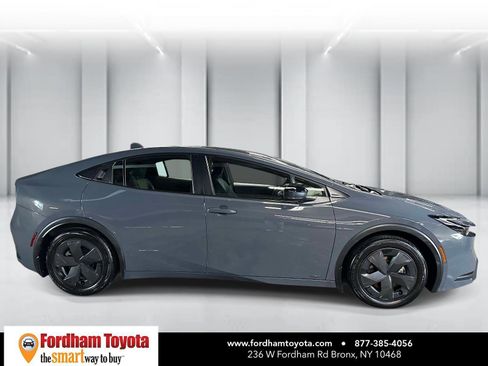 Used 2024 Toyota Prius LE AWD/4WD image 2