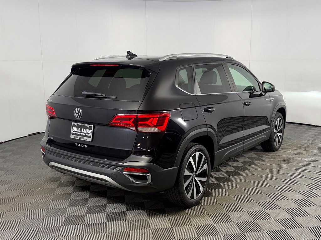Used 2023 Volkswagen Taos SE w/ Panoramic Sunroof Package FWD image 6