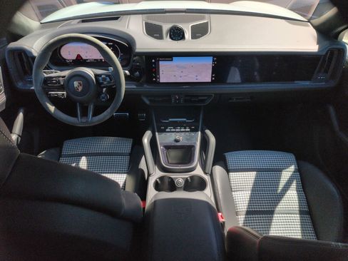 Certified 2025 Porsche Cayenne GTS AWD/4WD image 21