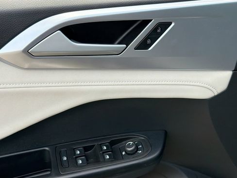 Used 2025 Volkswagen Taos SE AWD/4WD image 19