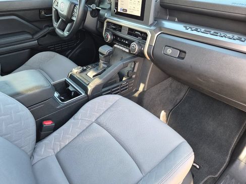 Certified 2025 Toyota Tacoma SR5 AWD/4WD image 15