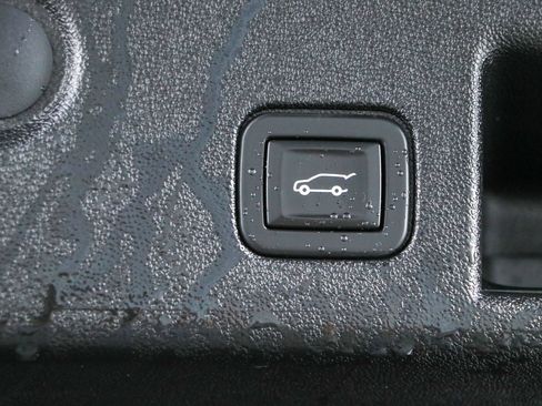 Used 2020 Chevrolet Equinox LT FWD image 29