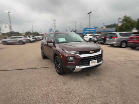 Used 2023 Chevrolet TrailBlazer LT w/ Convenience Package AWD/4WD image 2