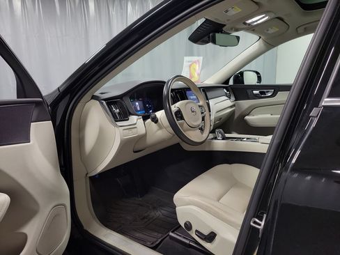 Used 2023 Volvo XC60 B5 Plus FWD image 12