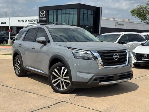 Used 2025 Nissan Pathfinder Platinum image 1