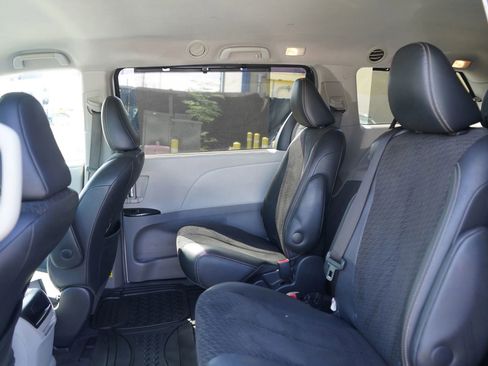 Used 2014 Toyota Sienna SE FWD image 16