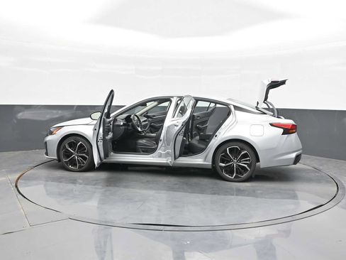 Used 2024 Nissan Altima 2.5 SR FWD image 40