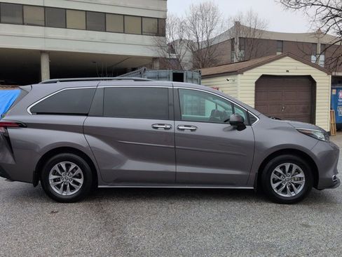 Used 2022 Toyota Sienna XLE w/ XLE Plus Package image 4