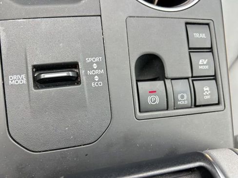 Used 2024 Toyota Highlander XLE AWD/4WD image 23