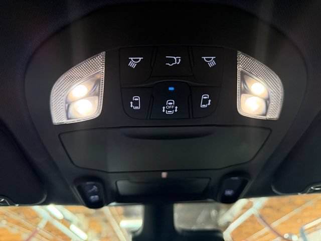 Used 2025 Chrysler Pacifica Limited FWD image 33