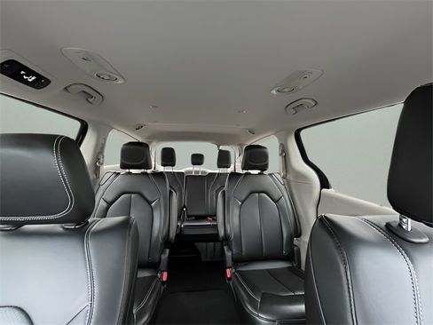 Used 2024 Chrysler Pacifica Touring-L image 50