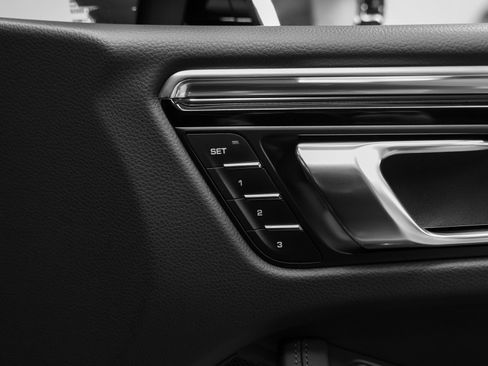 Certified 2026 Porsche Macan AWD/4WD image 24