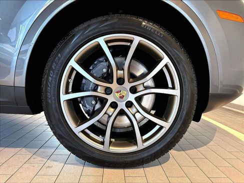 Used 2023 Porsche Cayenne AWD/4WD image 14