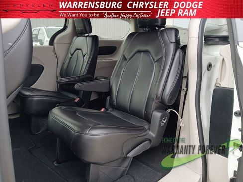 Used 2023 Chrysler Pacifica Touring-L image 14