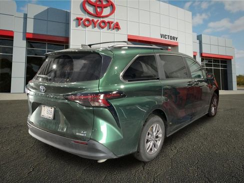 Used 2024 Toyota Sienna LE AWD/4WD image 2