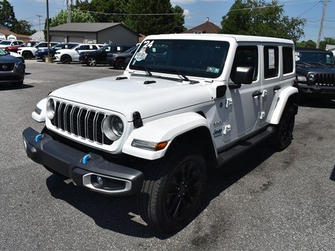 Used 2024 Jeep Wrangler Unlimited Sahara w/ Technology Group AWD/4WD image 7