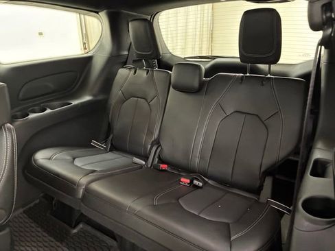 Used 2025 Chrysler Pacifica Select FWD image 18