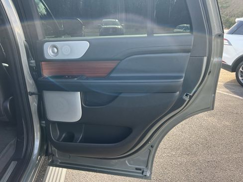 Used 2019 Lincoln Navigator Reserve image 30