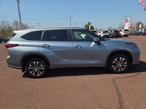 Used 2023 Toyota Highlander XLE image 2