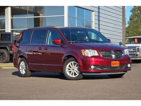 Used 2018 Dodge Grand Caravan SXT image 2