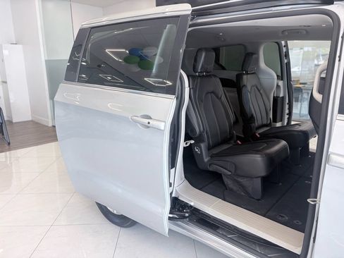 Used 2024 Chrysler Pacifica Touring-L FWD image 15