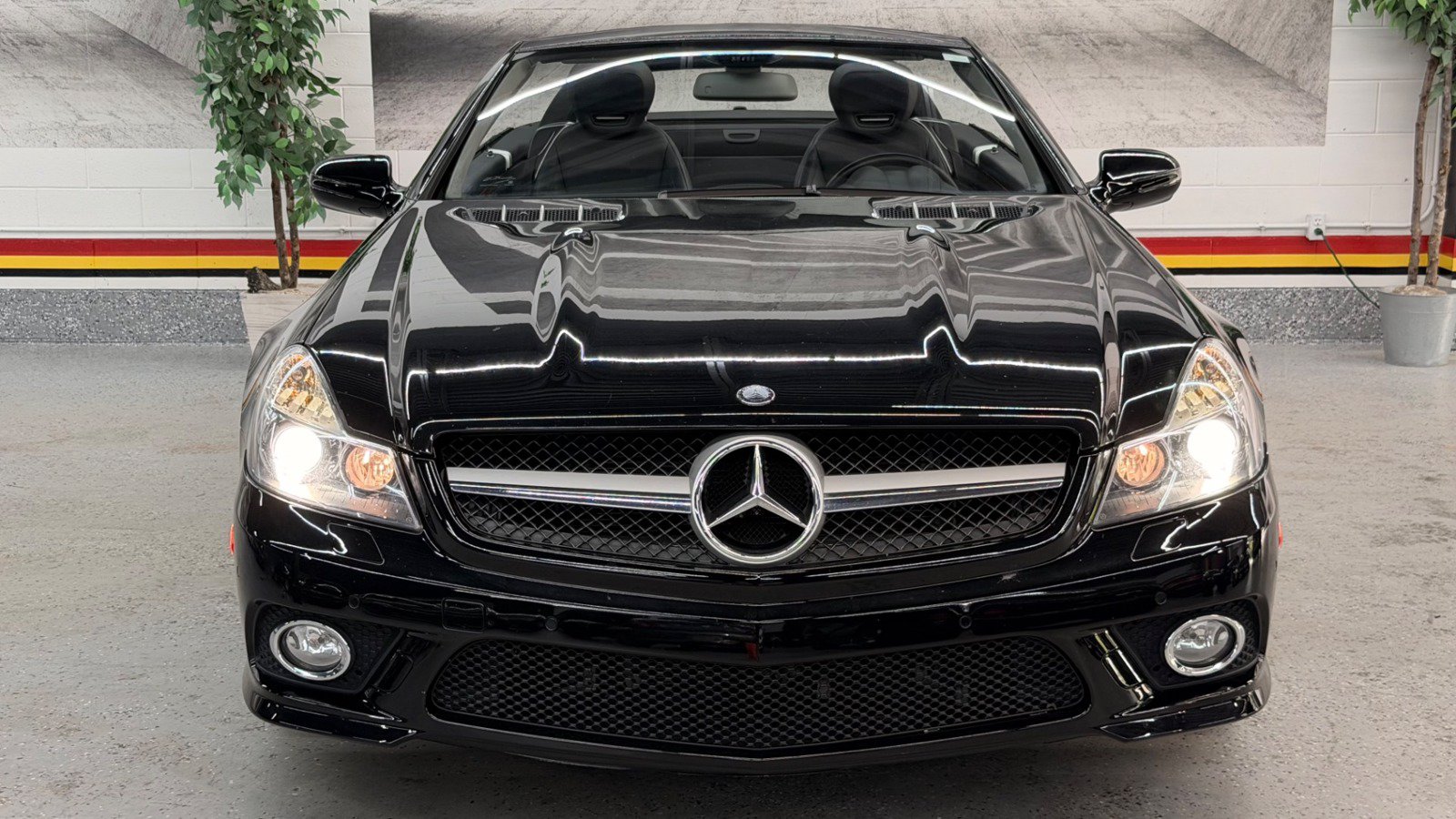 Used 2011 Mercedes-Benz SL 550 image 2