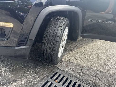 Used 2018 Jeep Compass Latitude FWD image 30