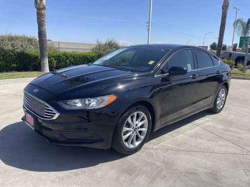 Used 2017 Ford Fusion SE w/ Fusion SE Technology Package FWD image 4