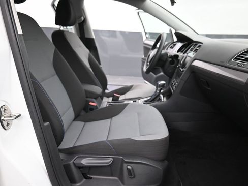 Used 2016 Volkswagen e-Golf SE w/ DC Fast Charging Package image 10