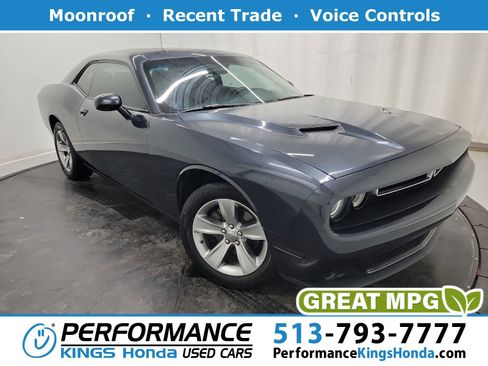 Used 2016 Dodge Challenger SXT image 1