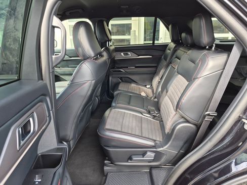 Used 2025 Ford Explorer ST-Line w/ ST-Line Street Pack AWD/4WD image 30