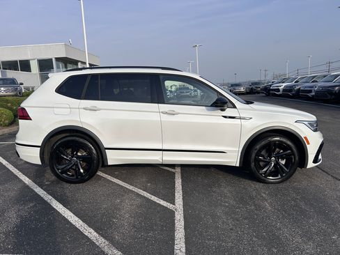 Certified 2024 Volkswagen Tiguan SE R-Line image 8