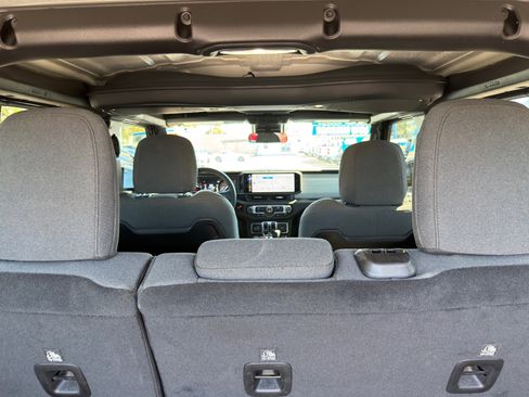 Used 2025 Jeep Wrangler Rubicon image 16