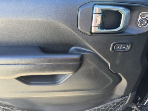 Used 2018 Jeep Wrangler Unlimited Sport S image 9